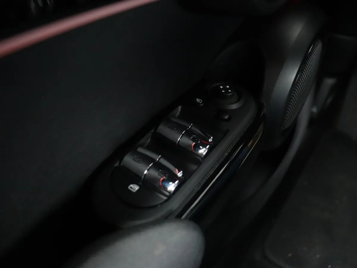 Cooper | Classic + Sportstoelen + Climate Control + Apple Carplay + Parkeersensoren + Donkere Hemelbekleding + Cruise Control + 16" Victory Spoke zwart