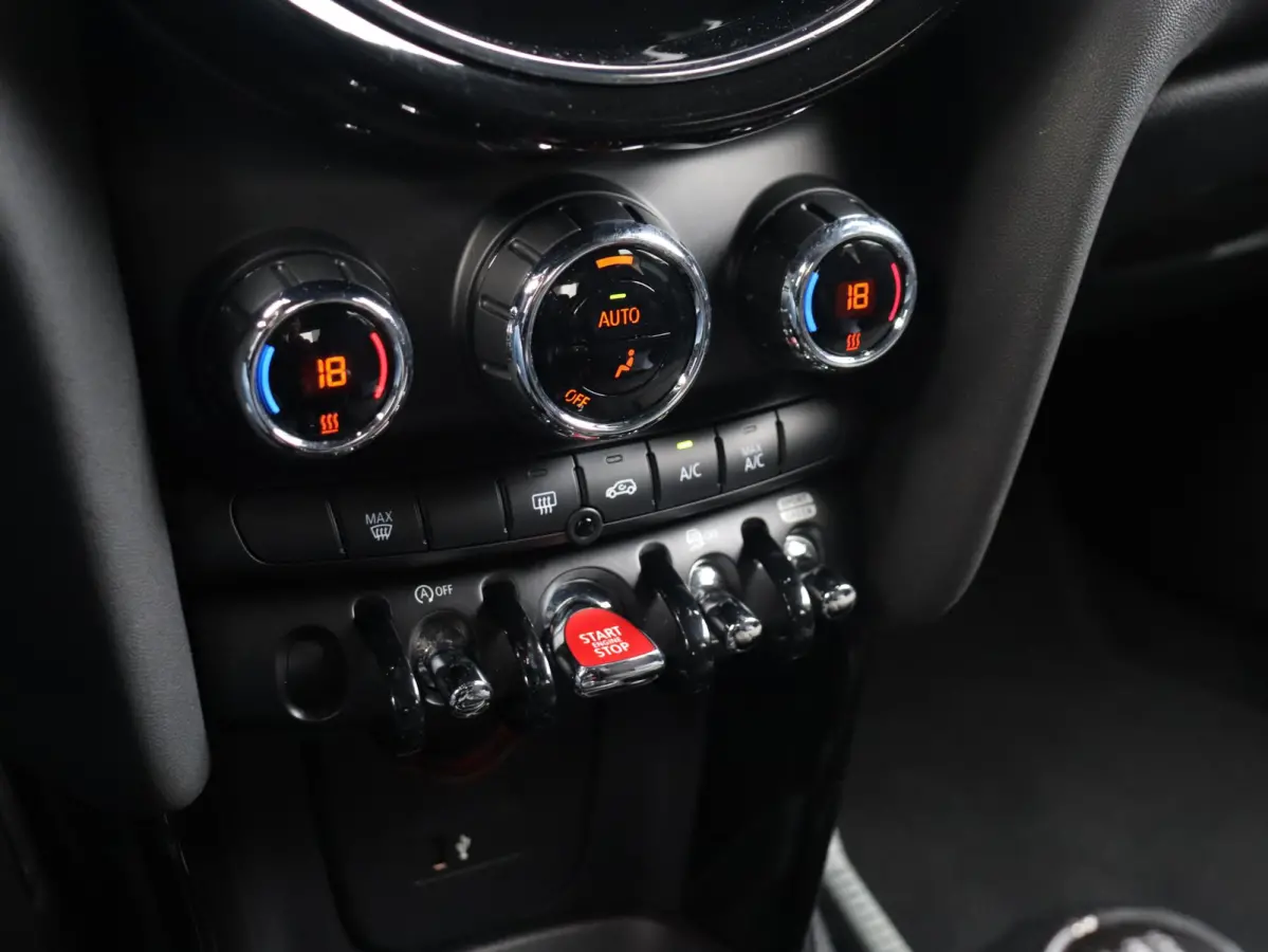 Cooper | Classic + Sportstoelen + Climate Control + Apple Carplay + Parkeersensoren + Donkere Hemelbekleding + Cruise Control + 16" Victory Spoke zwart