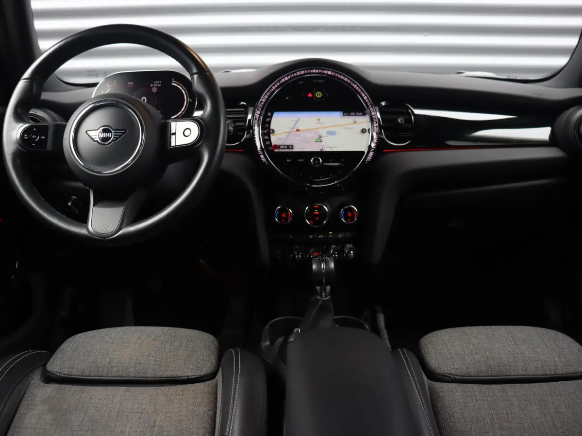 Cooper | Classic + Sportstoelen + Climate Control + Apple Carplay + Parkeersensoren + Donkere Hemelbekleding + Cruise Control + 16" Victory Spoke zwart