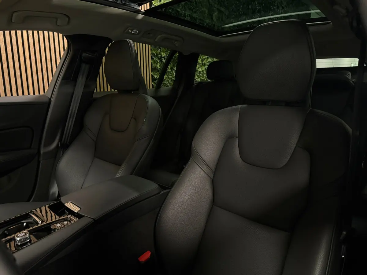 T6 AWD Recharge Ultra Dark | Trekhaak | Schuifdak | Head-Up Display | Harman Kardon | Adaptieve Cruise Control | Stoelverwarming voor+achter | Stuurwielverwarming | Full LED Meesturende kopl