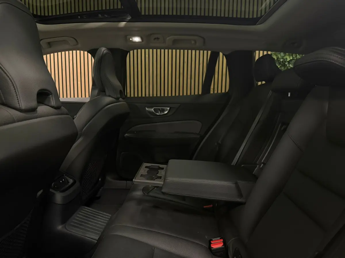 T6 AWD Recharge Ultra Dark | Trekhaak | Schuifdak | Head-Up Display | Harman Kardon | Adaptieve Cruise Control | Stoelverwarming voor+achter | Stuurwielverwarming | Full LED Meesturende kopl