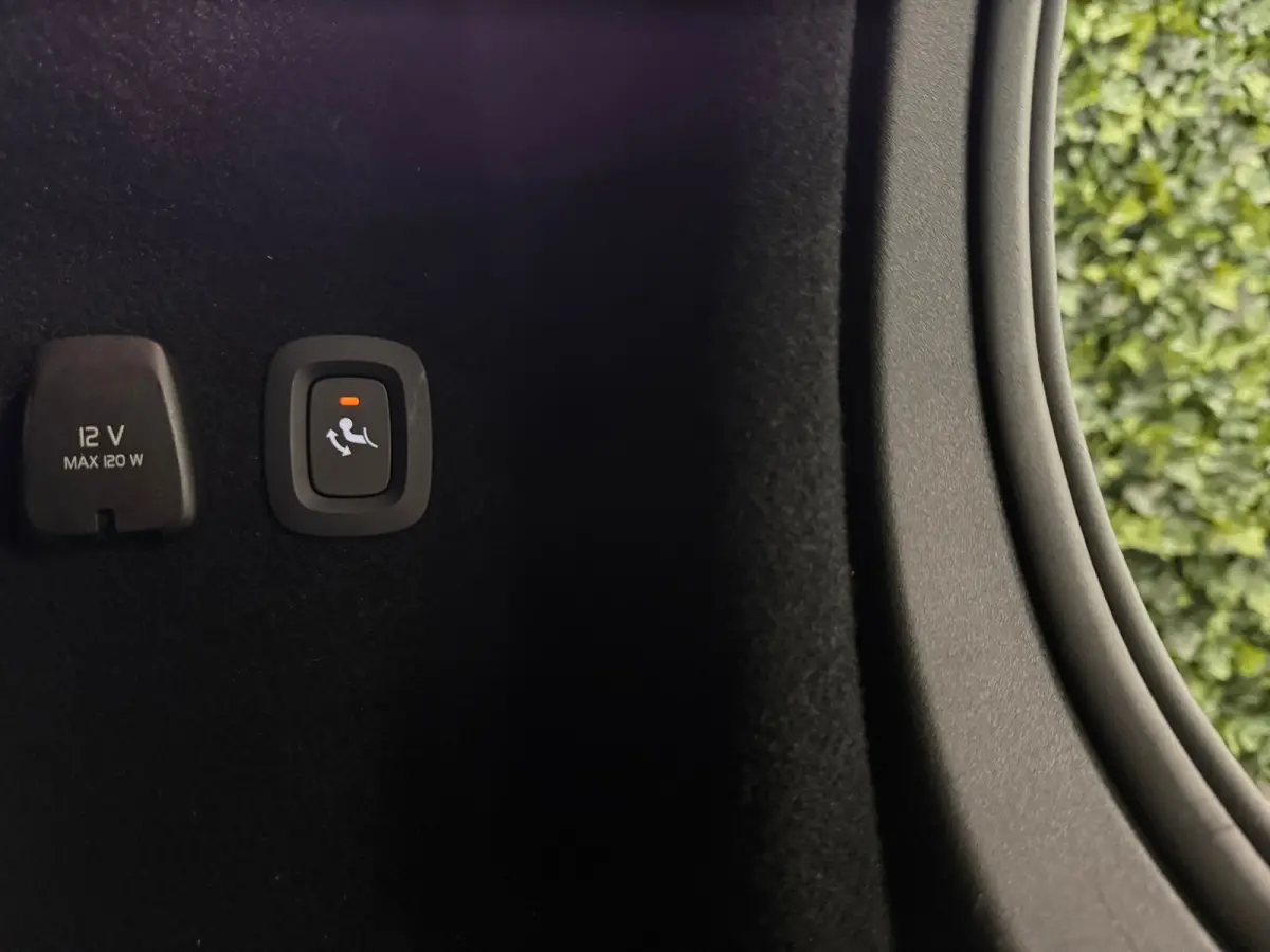 T6 AWD Recharge Ultra Dark | Trekhaak | Schuifdak | Head-Up Display | Harman Kardon | Adaptieve Cruise Control | Stoelverwarming voor+achter | Stuurwielverwarming | Full LED Meesturende kopl