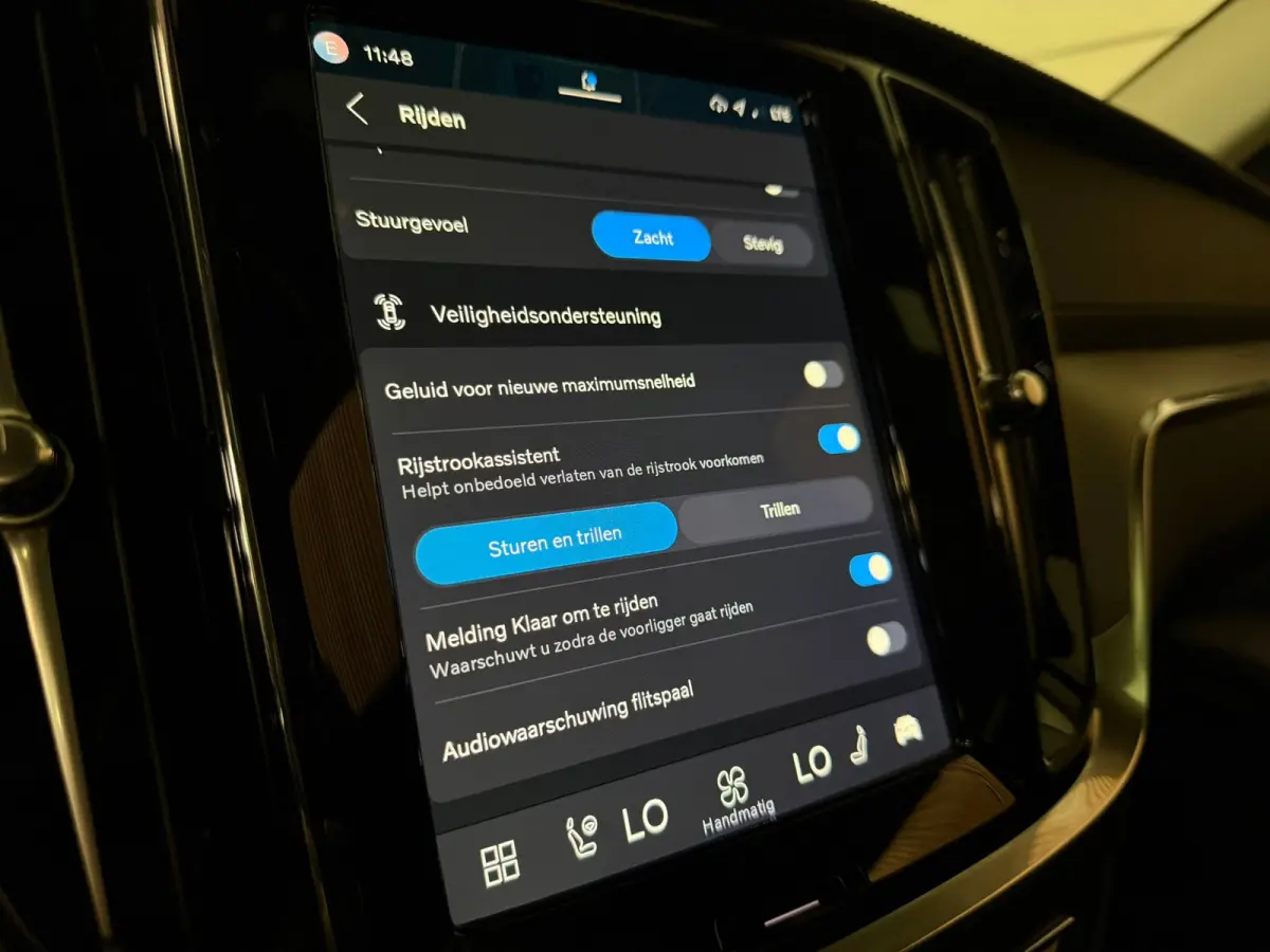 T6 AWD Recharge Ultra Dark | Trekhaak | Schuifdak | Head-Up Display | Harman Kardon | Adaptieve Cruise Control | Stoelverwarming voor+achter | Stuurwielverwarming | Full LED Meesturende kopl