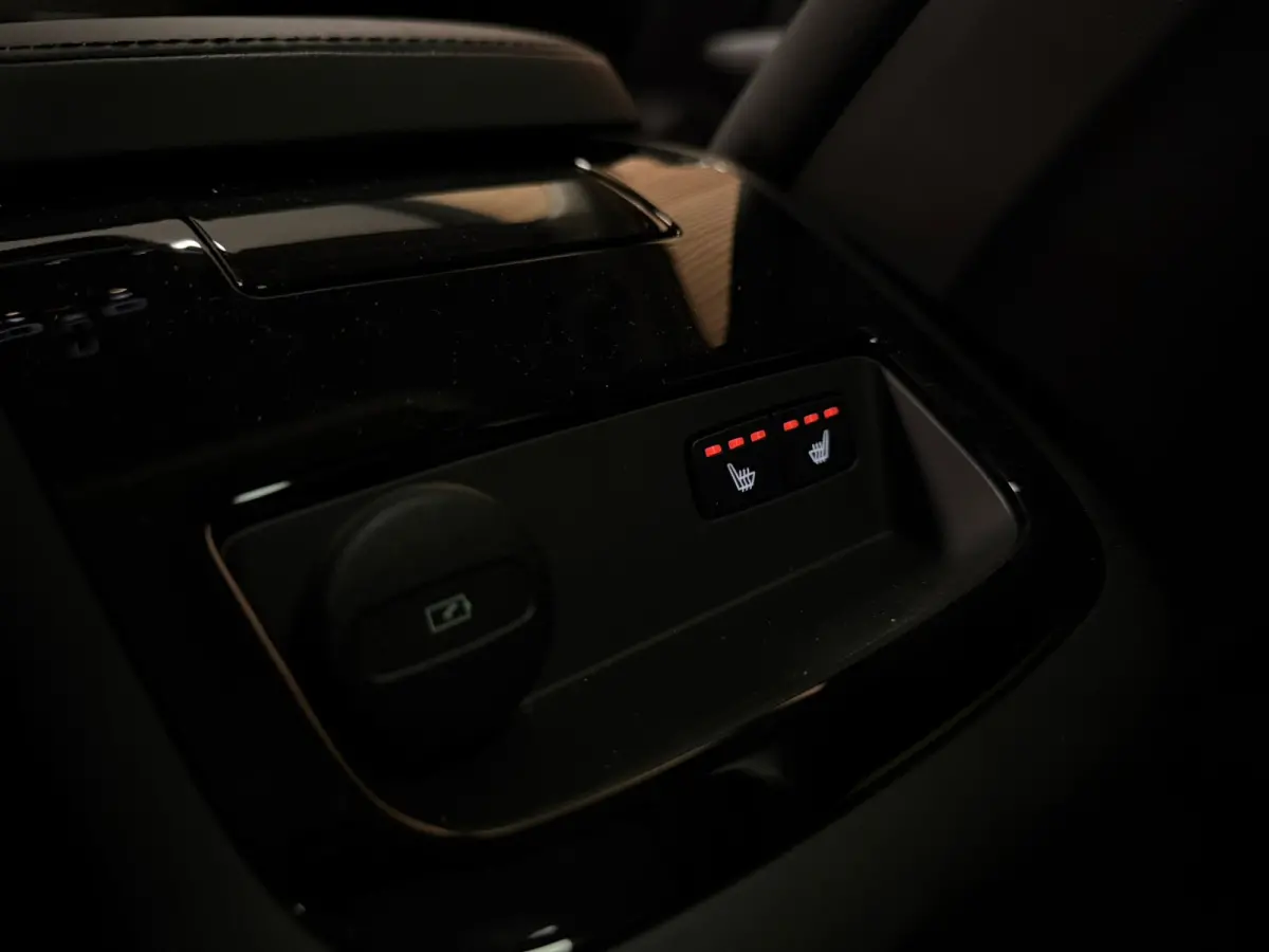 T6 AWD Recharge Ultra Dark | Trekhaak | Schuifdak | Head-Up Display | Harman Kardon | Adaptieve Cruise Control | Stoelverwarming voor+achter | Stuurwielverwarming | Full LED Meesturende kopl