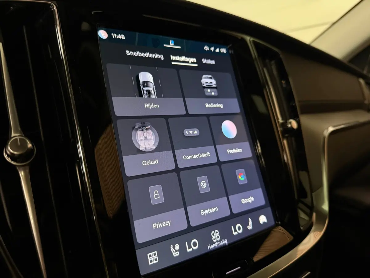 T6 AWD Recharge Ultra Dark | Trekhaak | Schuifdak | Head-Up Display | Harman Kardon | Adaptieve Cruise Control | Stoelverwarming voor+achter | Stuurwielverwarming | Full LED Meesturende kopl
