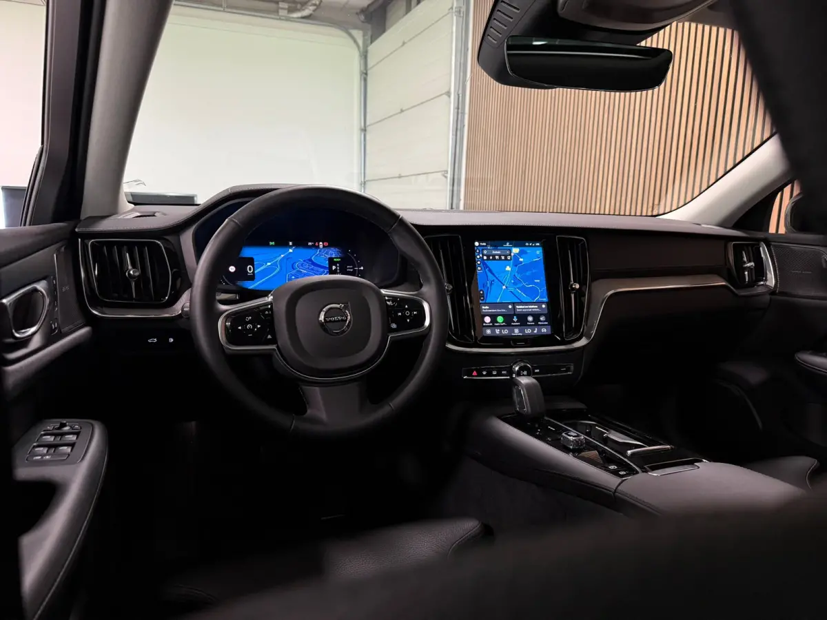 T6 AWD Recharge Ultra Dark | Trekhaak | Schuifdak | Head-Up Display | Harman Kardon | Adaptieve Cruise Control | Stoelverwarming voor+achter | Stuurwielverwarming | Full LED Meesturende kopl
