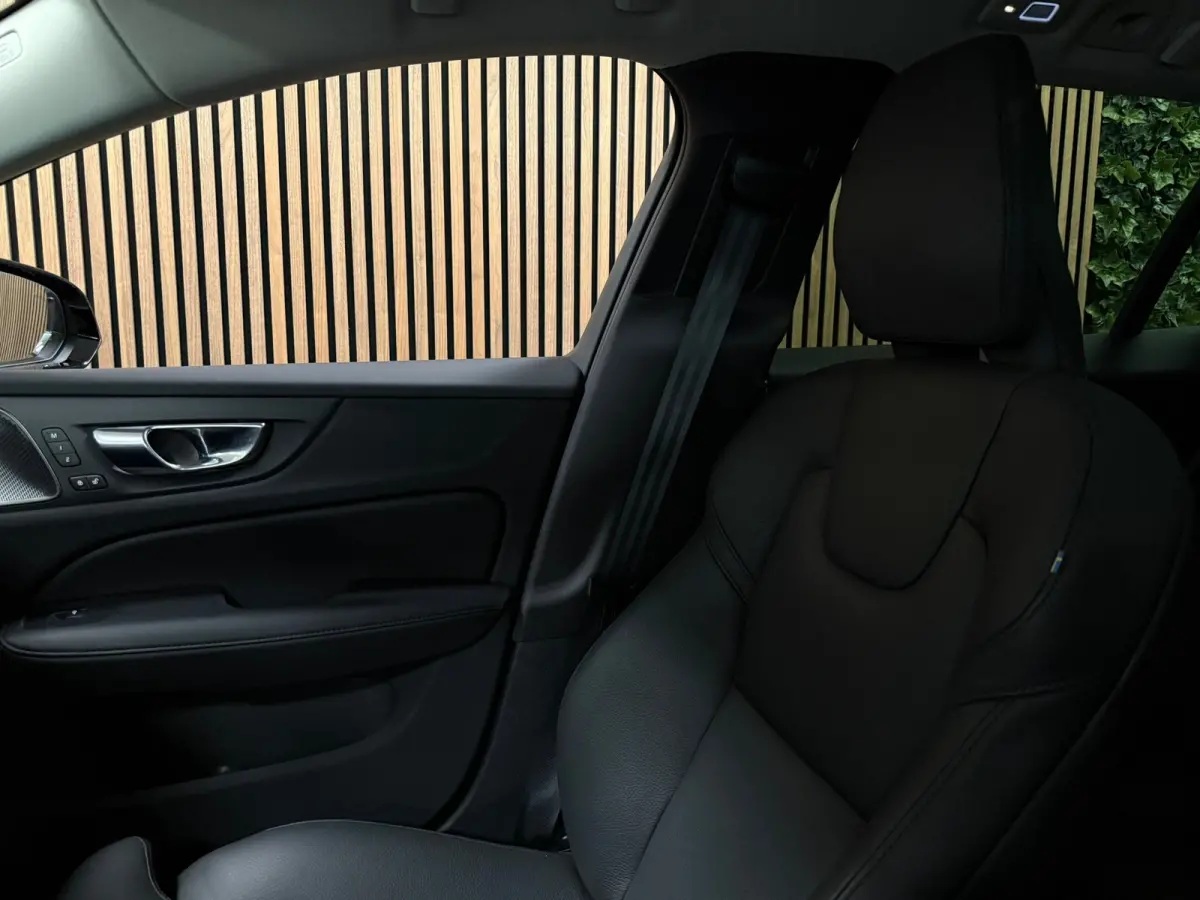 T6 AWD Recharge Ultra Dark | Trekhaak | Schuifdak | Head-Up Display | Harman Kardon | Adaptieve Cruise Control | Stoelverwarming voor+achter | Stuurwielverwarming | Full LED Meesturende kopl