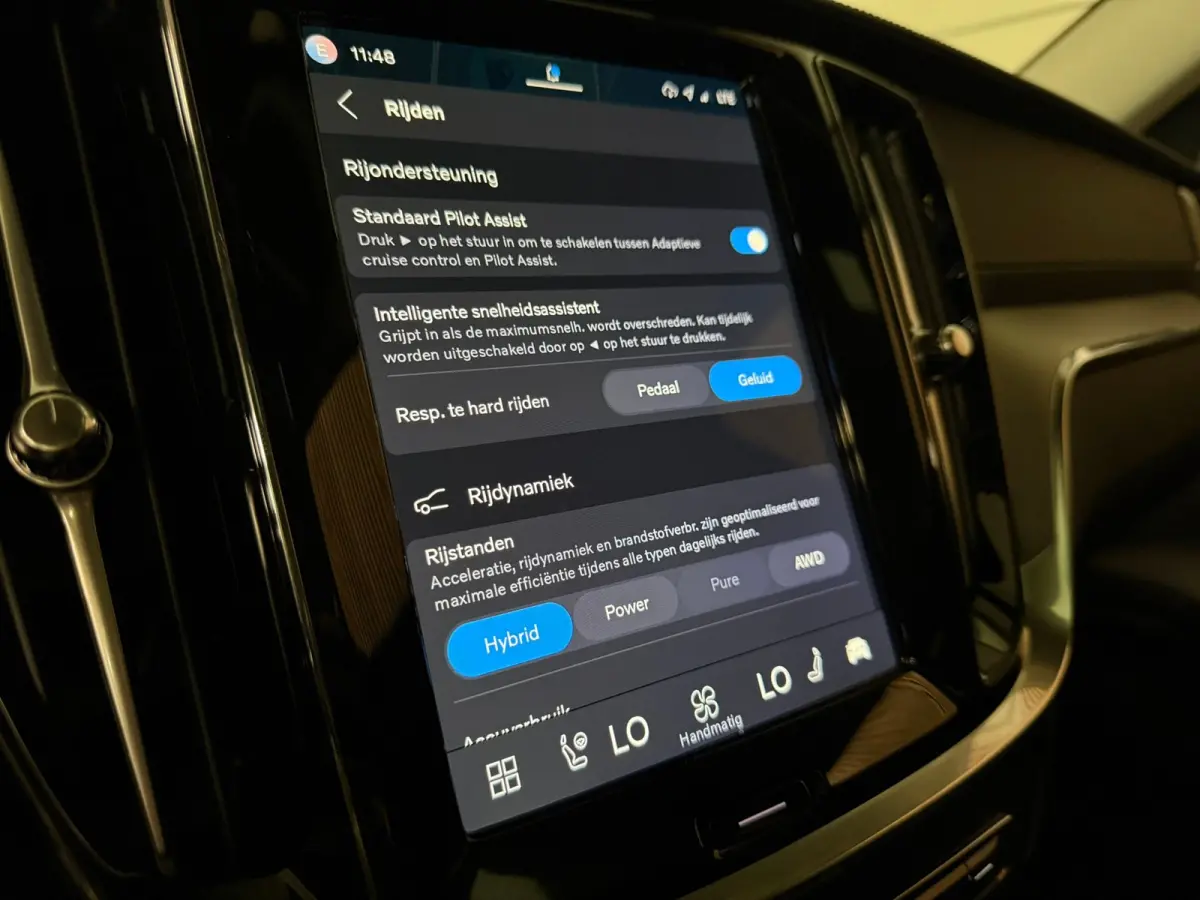 T6 AWD Recharge Ultra Dark | Trekhaak | Schuifdak | Head-Up Display | Harman Kardon | Adaptieve Cruise Control | Stoelverwarming voor+achter | Stuurwielverwarming | Full LED Meesturende kopl