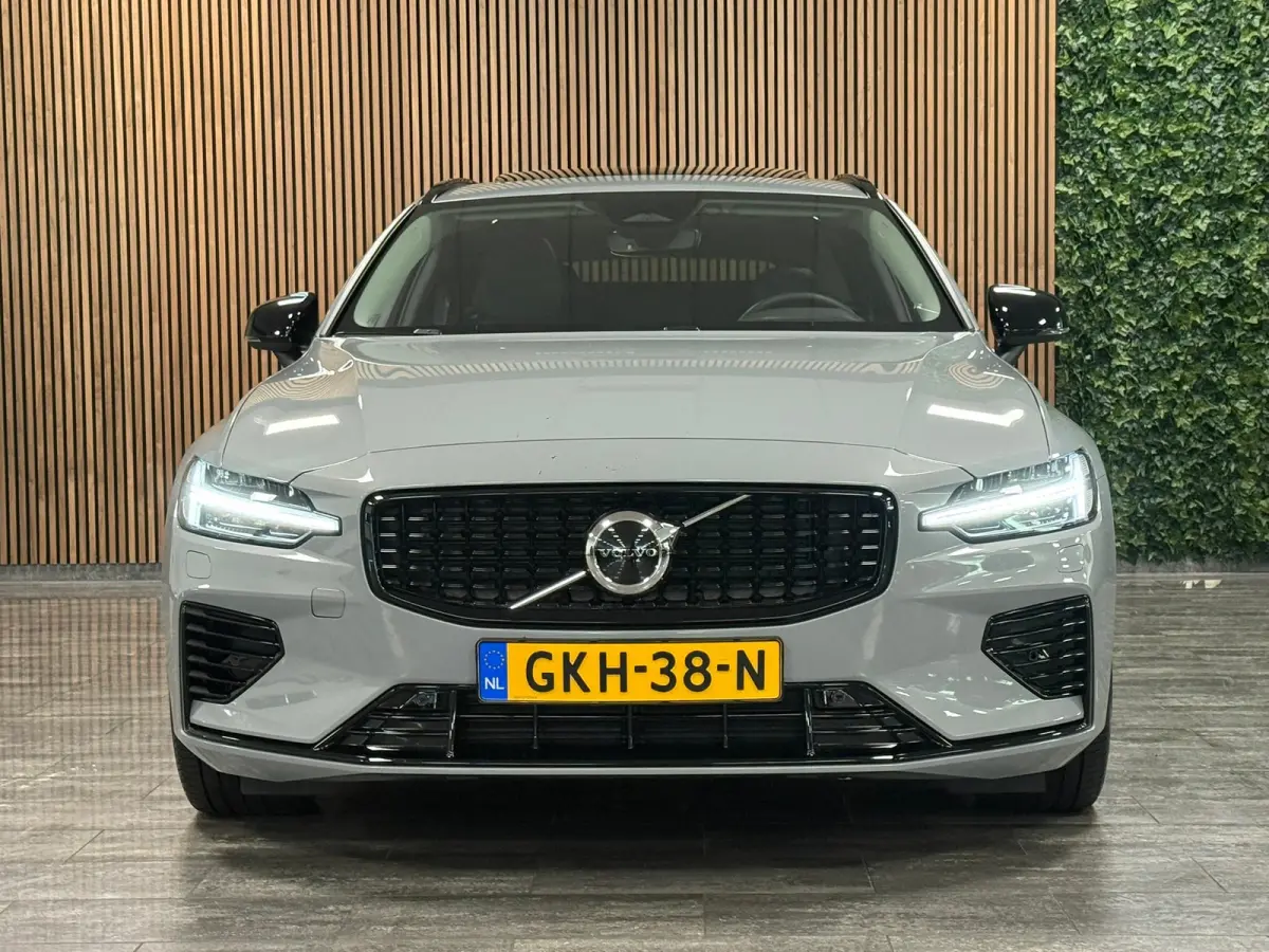 T6 AWD Recharge Ultra Dark | Trekhaak | Schuifdak | Head-Up Display | Harman Kardon | Adaptieve Cruise Control | Stoelverwarming voor+achter | Stuurwielverwarming | Full LED Meesturende kopl