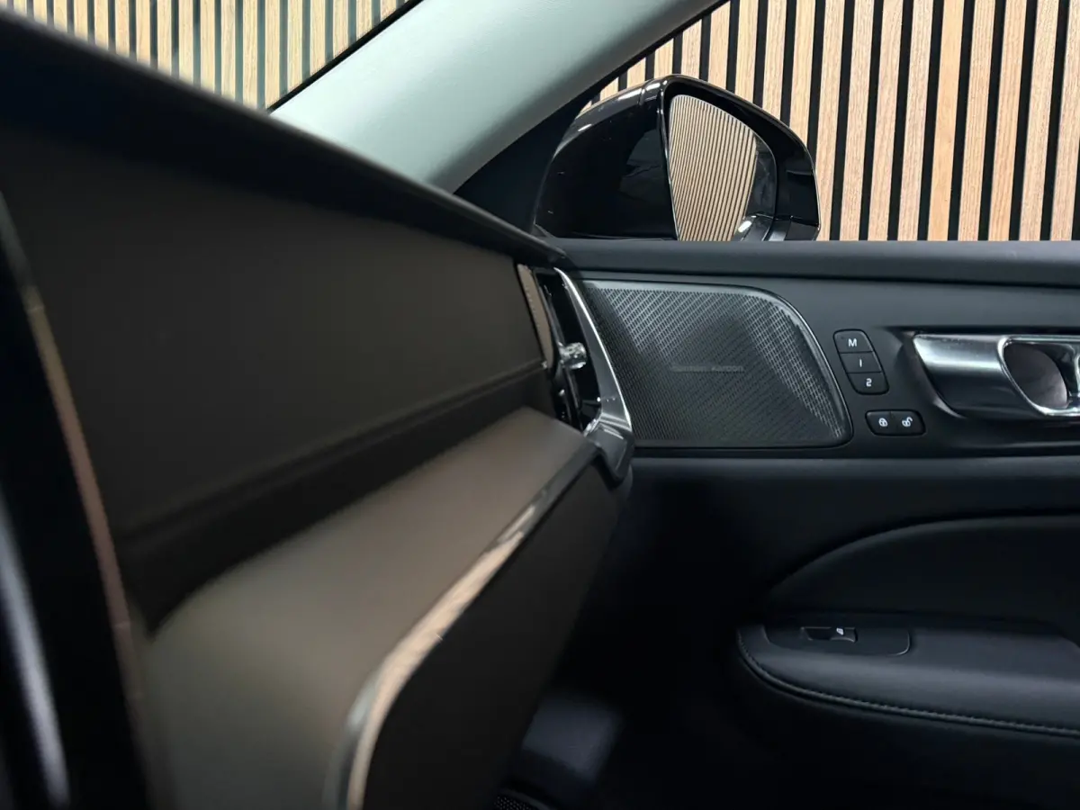 T6 AWD Recharge Ultra Dark | Trekhaak | Schuifdak | Head-Up Display | Harman Kardon | Adaptieve Cruise Control | Stoelverwarming voor+achter | Stuurwielverwarming | Full LED Meesturende kopl