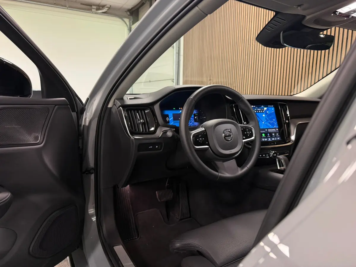 T6 AWD Recharge Ultra Dark | Trekhaak | Schuifdak | Head-Up Display | Harman Kardon | Adaptieve Cruise Control | Stoelverwarming voor+achter | Stuurwielverwarming | Full LED Meesturende kopl