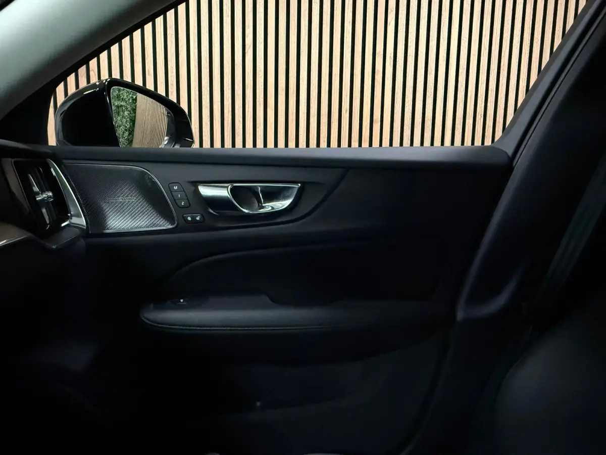 T6 AWD Recharge Ultra Dark | Trekhaak | Schuifdak | Head-Up Display | Harman Kardon | Adaptieve Cruise Control | Stoelverwarming voor+achter | Stuurwielverwarming | Full LED Meesturende kopl
