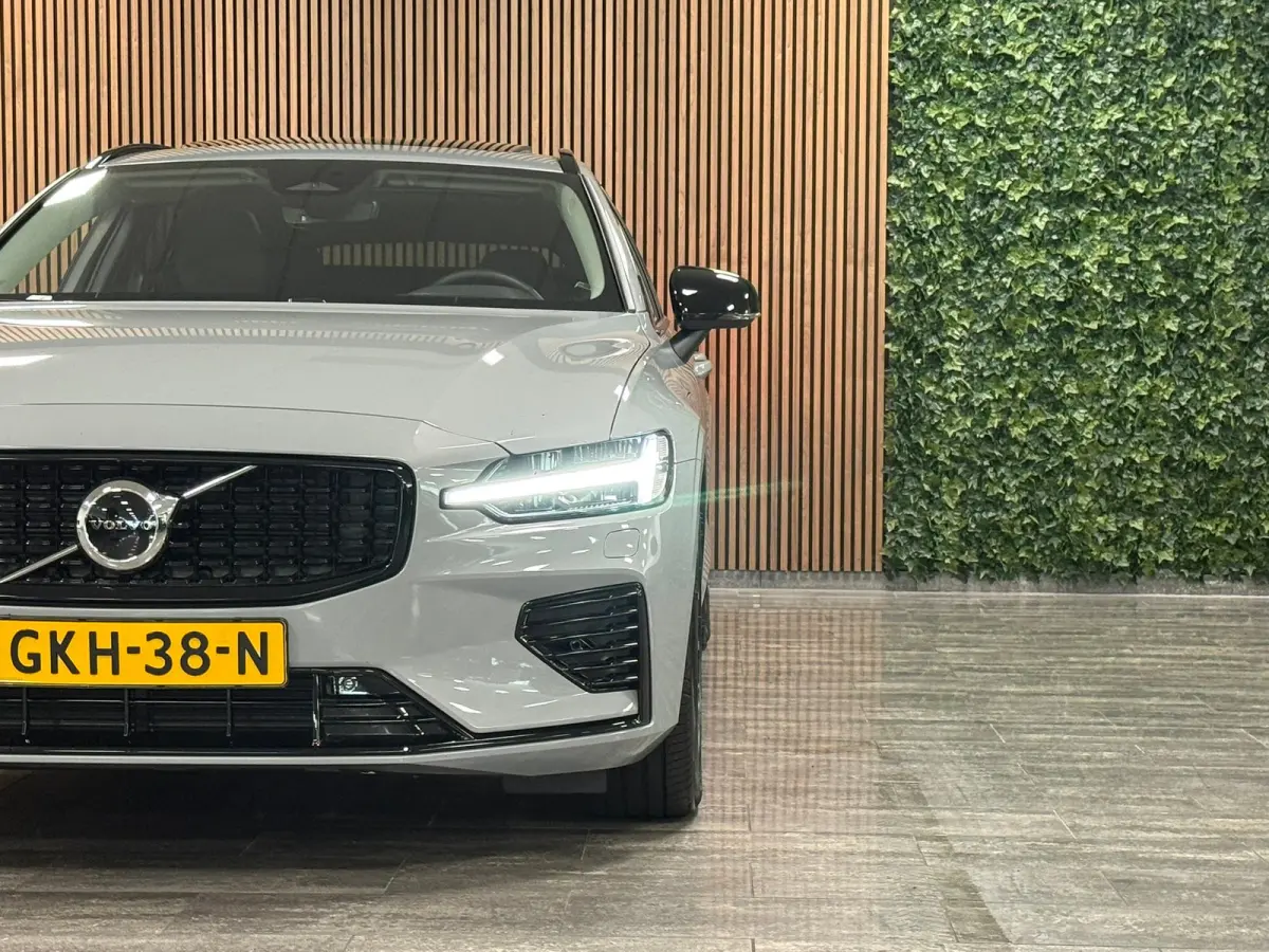 T6 AWD Recharge Ultra Dark | Trekhaak | Schuifdak | Head-Up Display | Harman Kardon | Adaptieve Cruise Control | Stoelverwarming voor+achter | Stuurwielverwarming | Full LED Meesturende kopl