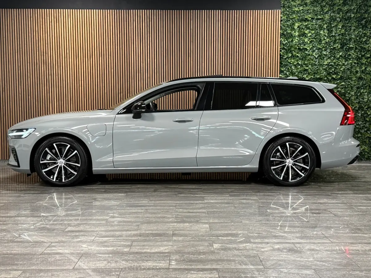 T6 AWD Recharge Ultra Dark | Trekhaak | Schuifdak | Head-Up Display | Harman Kardon | Adaptieve Cruise Control | Stoelverwarming voor+achter | Stuurwielverwarming | Full LED Meesturende kopl