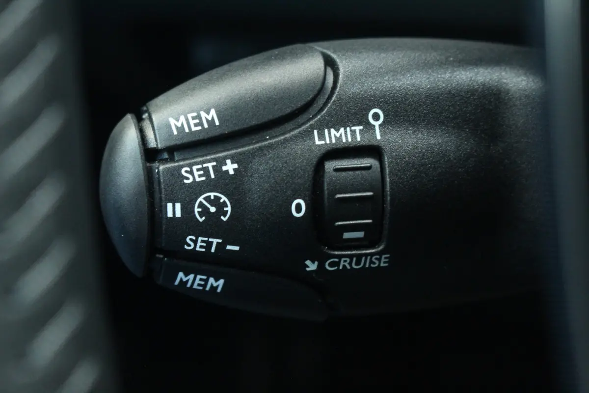 1.2 Hybrid 145 PK Style | Climate & Cruise C. | CarPlay | LED | DAB + | Climate & Cruise C. | CarPlay | LED | DAB + |