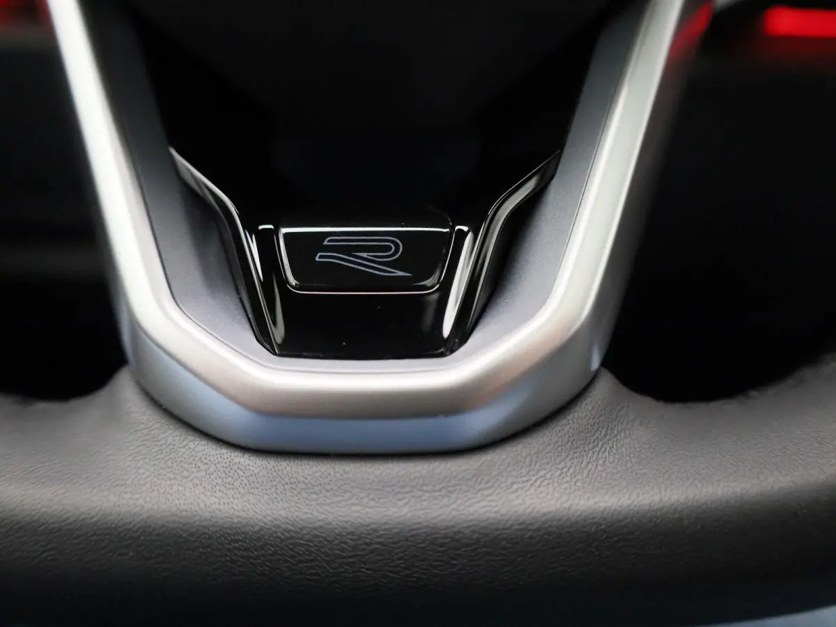 1.5 eHybrid R-Line Edition 204 PK| Origineel Nederlands | 1e Eigenaar | Panoramadak | Navigatie | Achteruitrijcamera | Achterklep Elektrisch