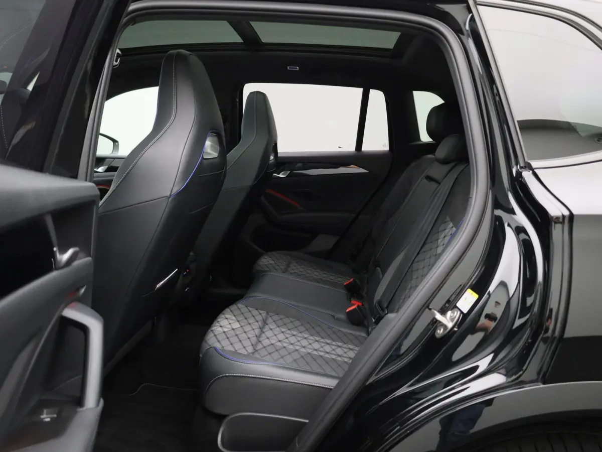 1.5 eHybrid R-Line Edition 204 PK| Origineel Nederlands | 1e Eigenaar | Panoramadak | Navigatie | Achteruitrijcamera | Achterklep Elektrisch