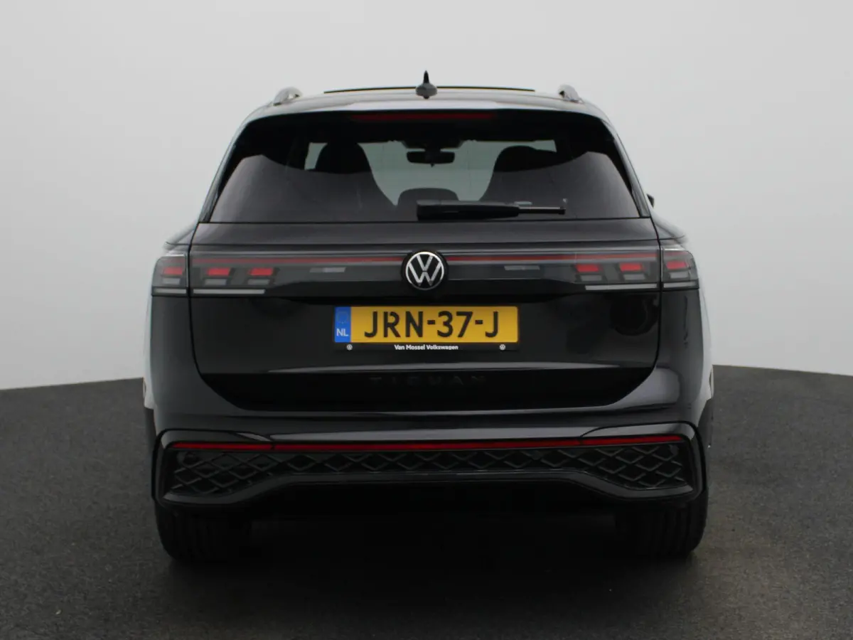 1.5 eHybrid R-Line Edition 204 PK| Origineel Nederlands | 1e Eigenaar | Panoramadak | Navigatie | Achteruitrijcamera | Achterklep Elektrisch