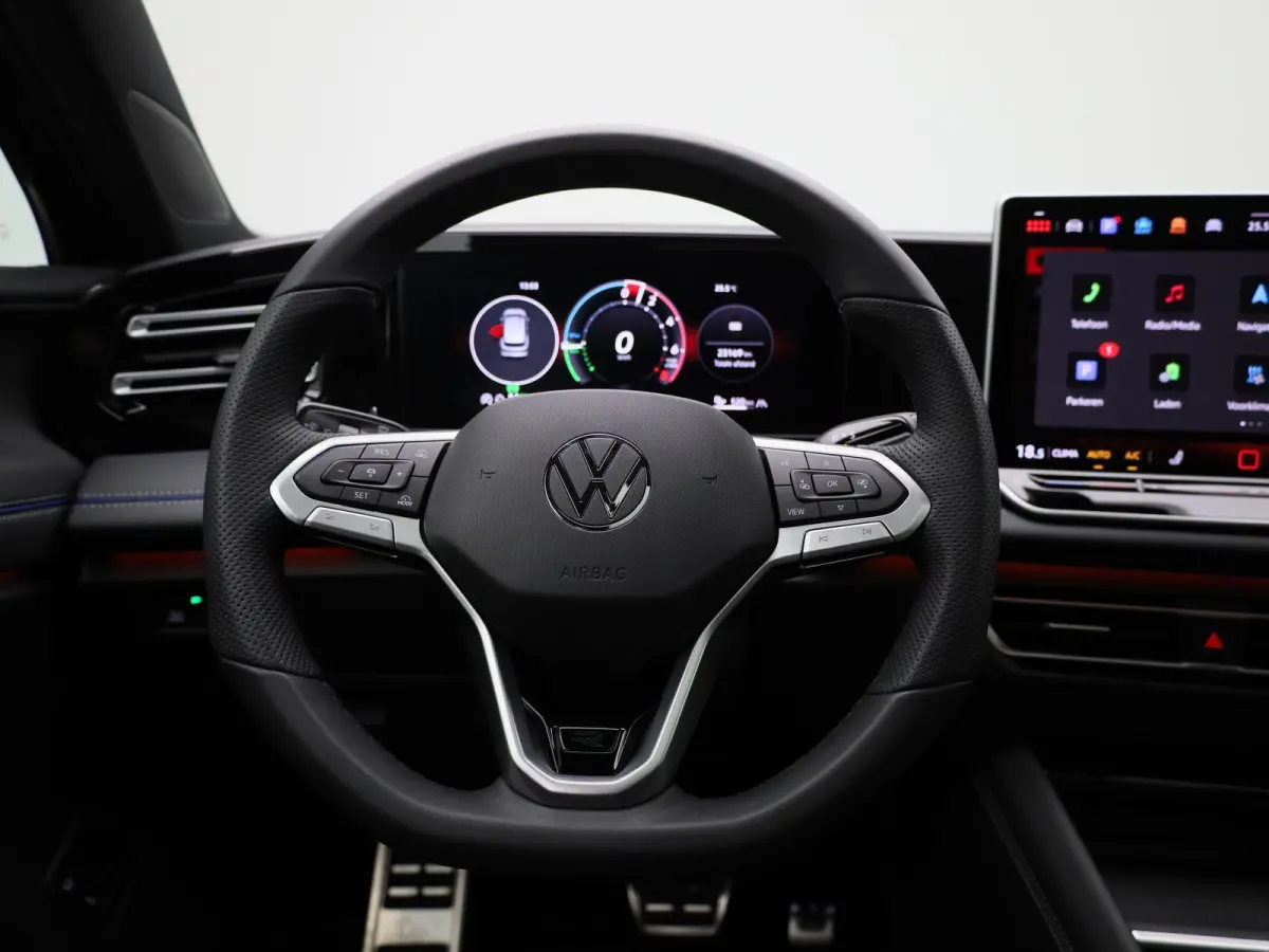 1.5 eHybrid R-Line Edition 204 PK| Origineel Nederlands | 1e Eigenaar | Panoramadak | Navigatie | Achteruitrijcamera | Achterklep Elektrisch