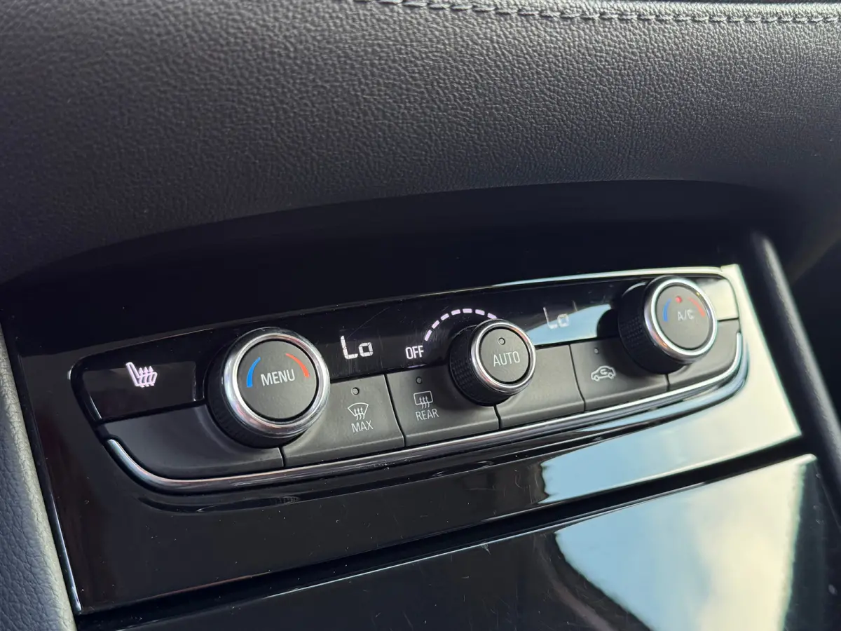 | Stoelverwarming | Apple Carplay/Android Auto | LED | Trekhaak |
