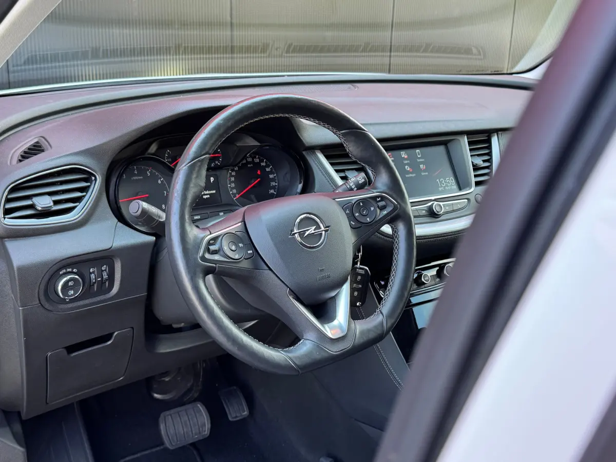 | Stoelverwarming | Apple Carplay/Android Auto | LED | Trekhaak |