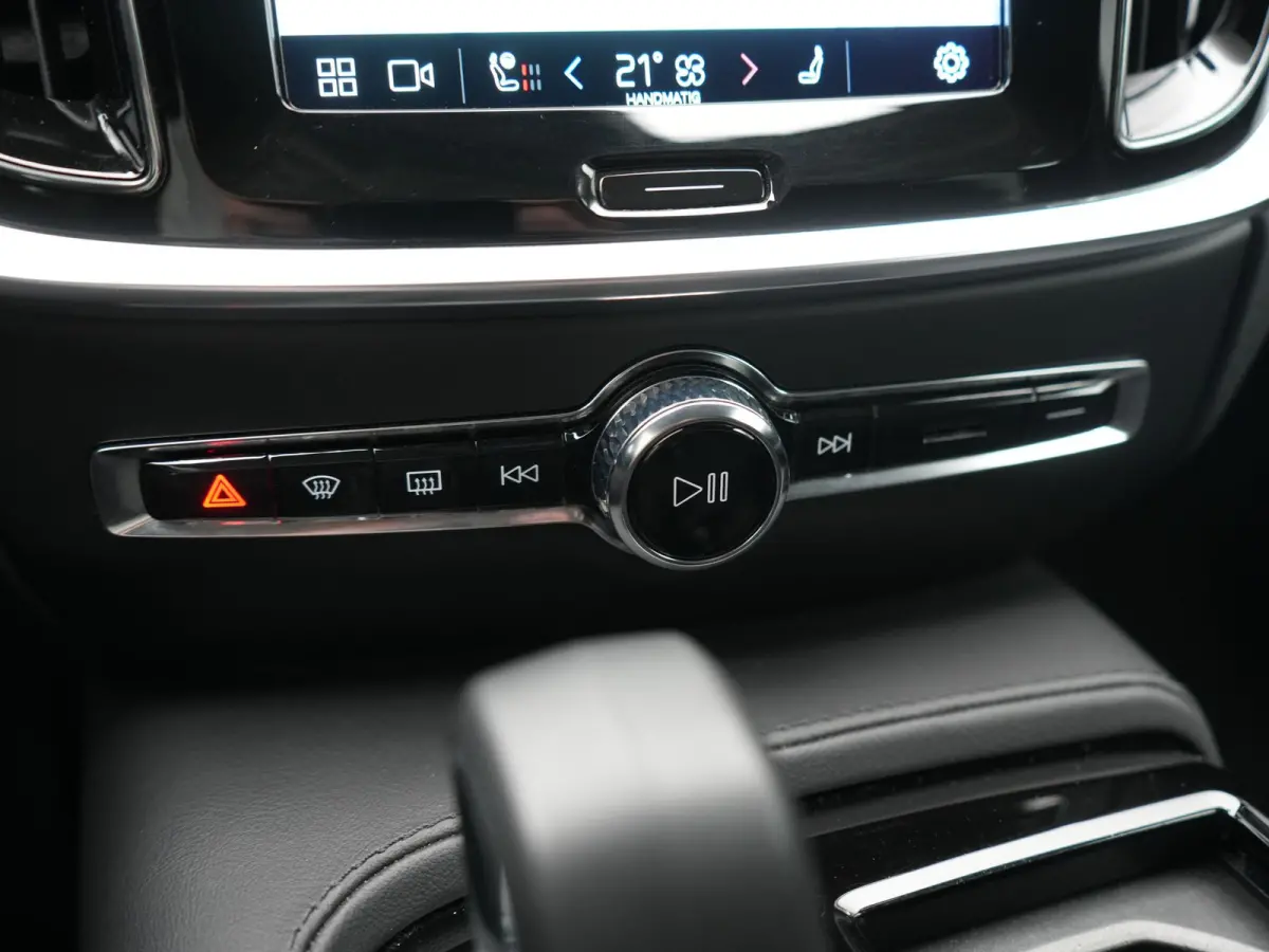T6 PHEV AWD Plus Bright 350pk Dealer O.H | Trekhaak Af Fabriek | Adaptive Cruise | Camera | Lederen Sportstoelen Memory & Verwarmd | Apple Carplay | Keyless | Google Assistant & Maps | Stuur