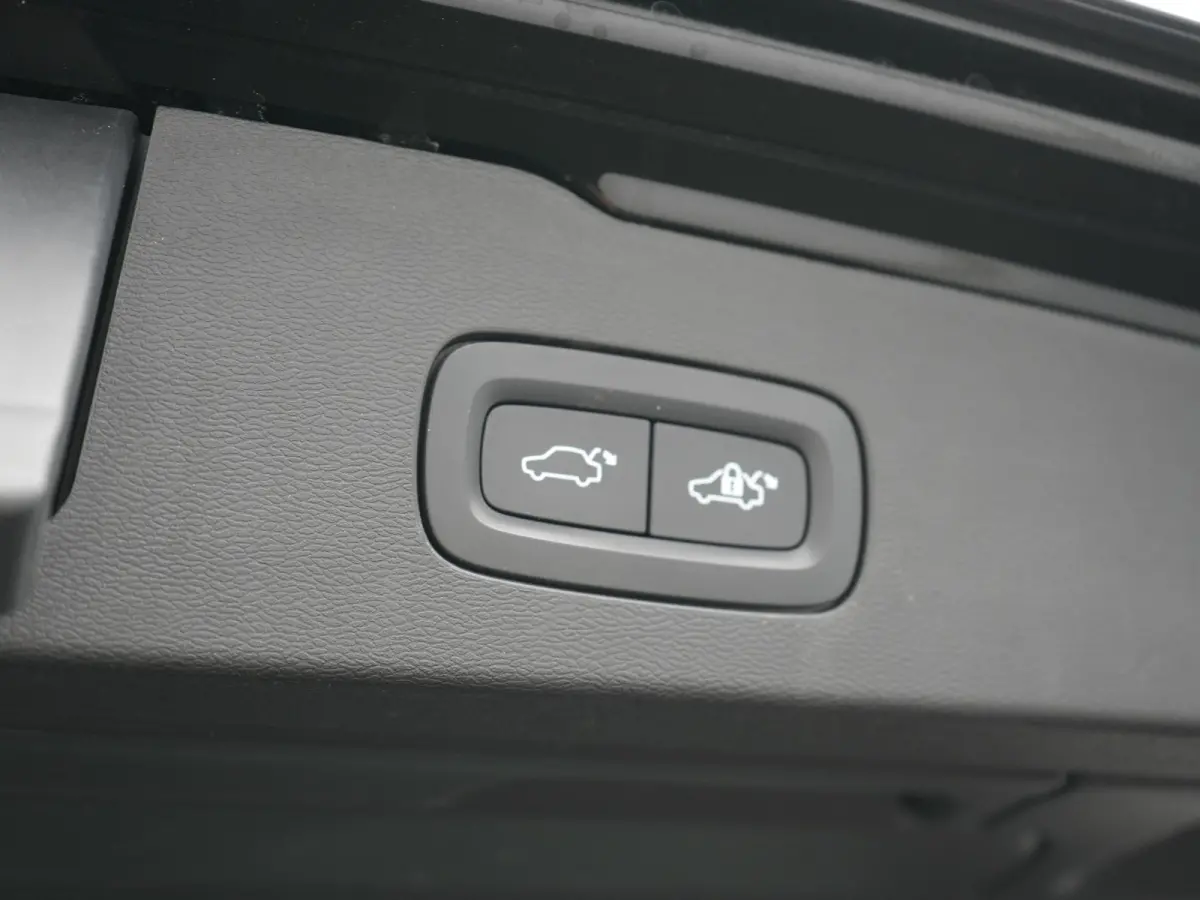 T6 PHEV AWD Plus Bright 350pk Dealer O.H | Trekhaak Af Fabriek | Adaptive Cruise | Camera | Lederen Sportstoelen Memory & Verwarmd | Apple Carplay | Keyless | Google Assistant & Maps | Stuur
