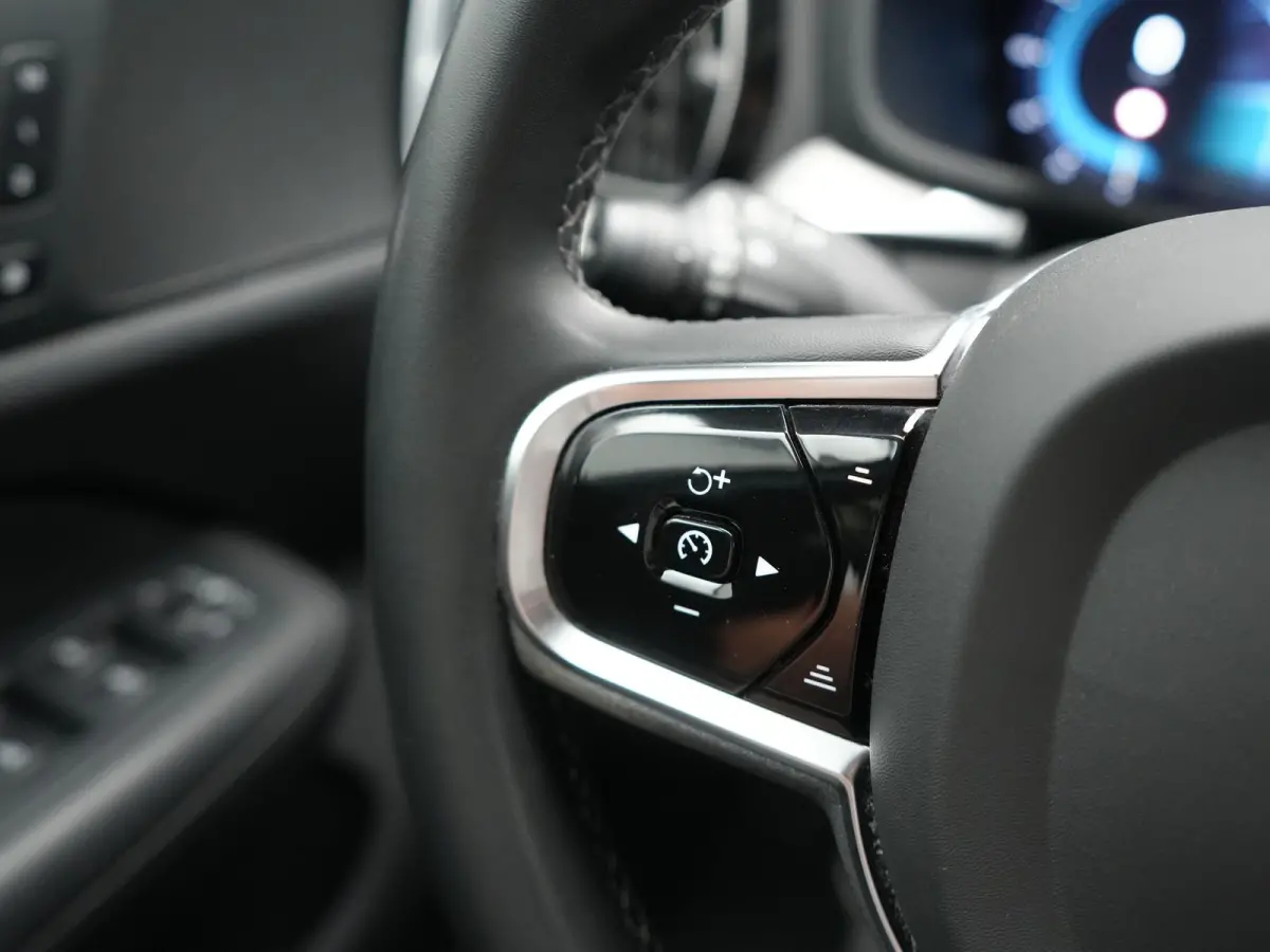 T6 PHEV AWD Plus Bright 350pk Dealer O.H | Trekhaak Af Fabriek | Adaptive Cruise | Camera | Lederen Sportstoelen Memory & Verwarmd | Apple Carplay | Keyless | Google Assistant & Maps | Stuur