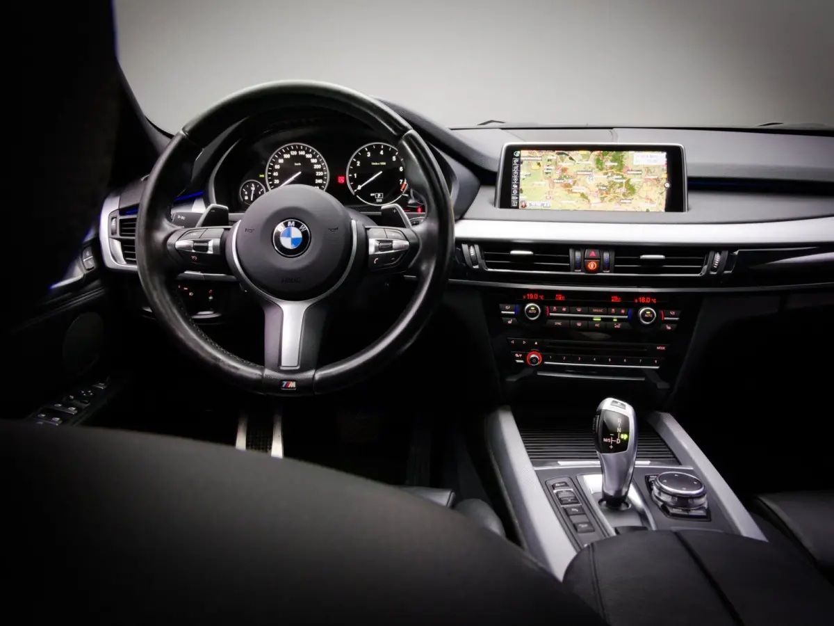 XDrive40e High Executive M-Sport (PANO, TREKHAAK, LUCHTVERING, HARMAN/KARDON-AUDIO, STOELVERWARMING, HEAD-UP, SPORTSTOELEN)