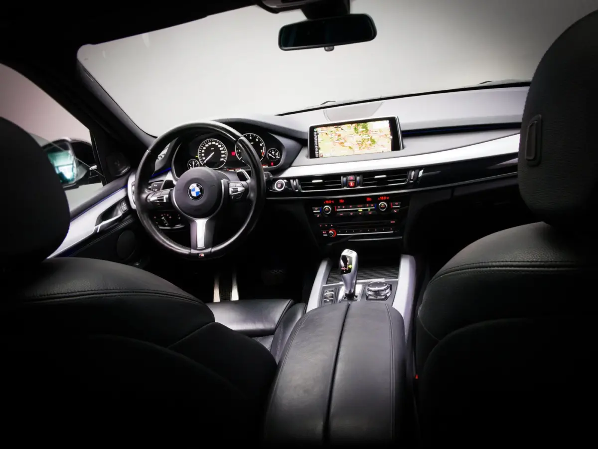 XDrive40e High Executive M-Sport (PANO, TREKHAAK, LUCHTVERING, HARMAN/KARDON-AUDIO, STOELVERWARMING, HEAD-UP, SPORTSTOELEN)