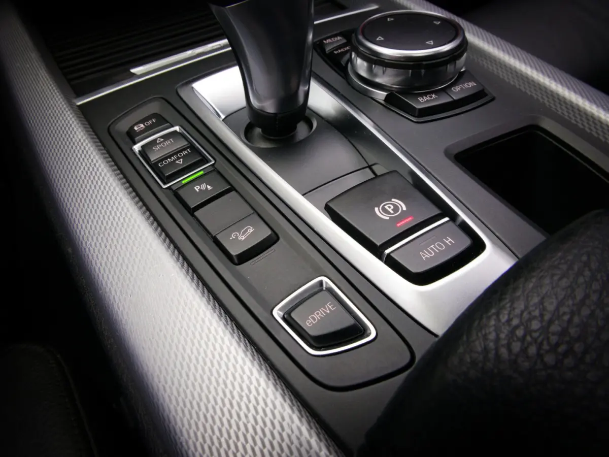 XDrive40e High Executive M-Sport (PANO, TREKHAAK, LUCHTVERING, HARMAN/KARDON-AUDIO, STOELVERWARMING, HEAD-UP, SPORTSTOELEN)