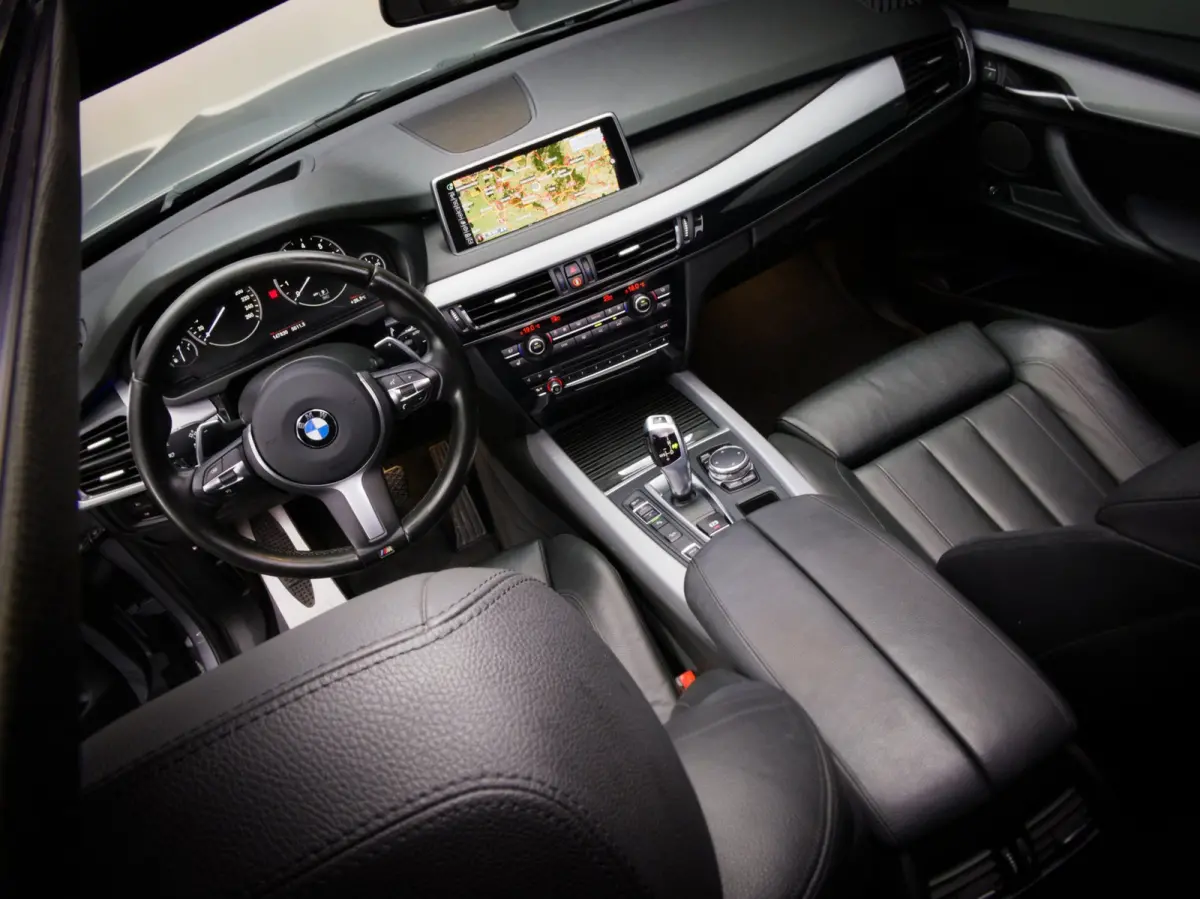 XDrive40e High Executive M-Sport (PANO, TREKHAAK, LUCHTVERING, HARMAN/KARDON-AUDIO, STOELVERWARMING, HEAD-UP, SPORTSTOELEN)
