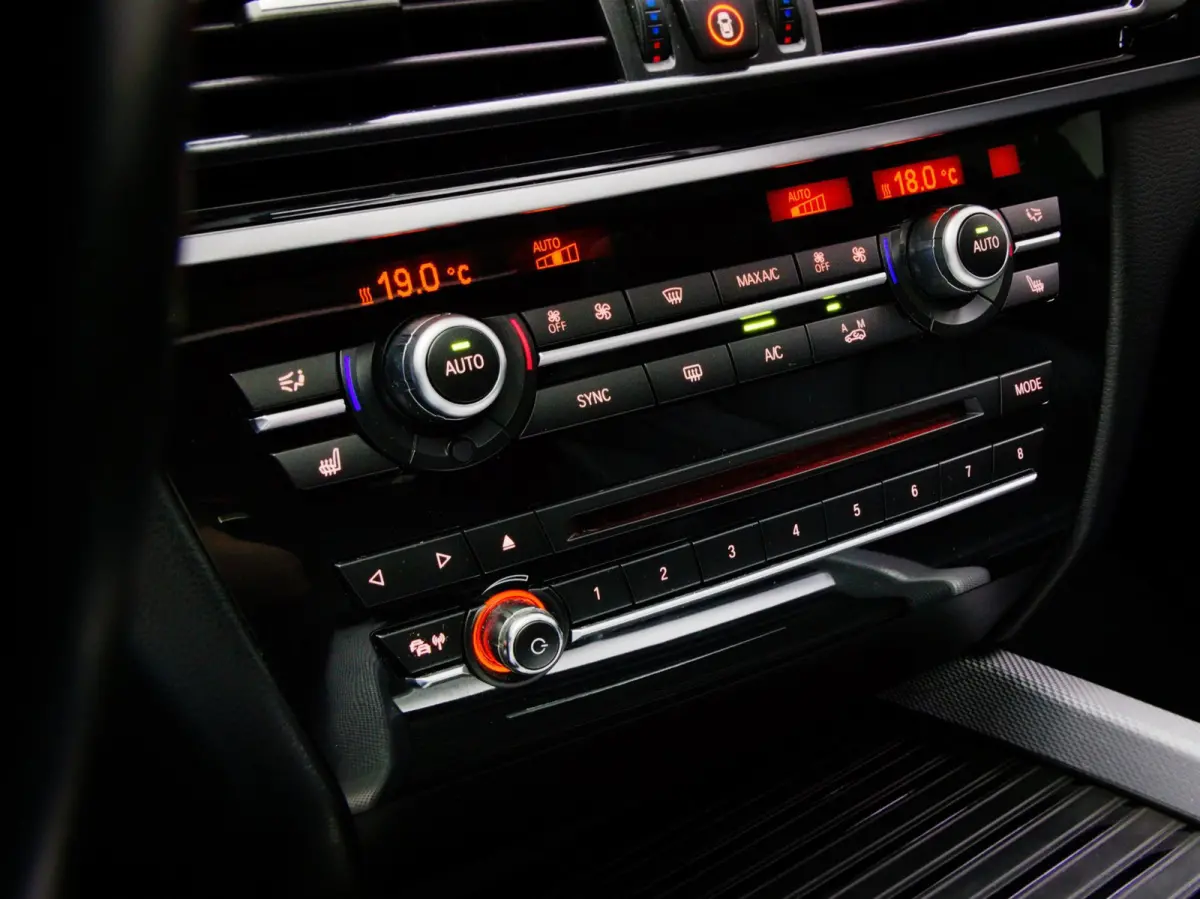 XDrive40e High Executive M-Sport (PANO, TREKHAAK, LUCHTVERING, HARMAN/KARDON-AUDIO, STOELVERWARMING, HEAD-UP, SPORTSTOELEN)
