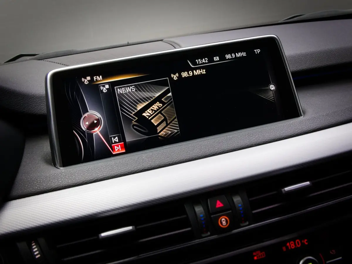 XDrive40e High Executive M-Sport (PANO, TREKHAAK, LUCHTVERING, HARMAN/KARDON-AUDIO, STOELVERWARMING, HEAD-UP, SPORTSTOELEN)