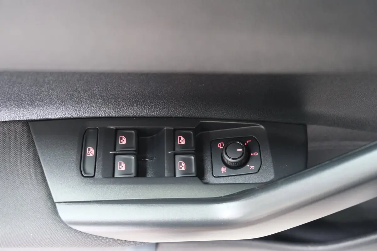 1.0 TSI R-Line Edition Automaat - N.A.P. Airco, Cruise, PDC, Camera, Carplay.