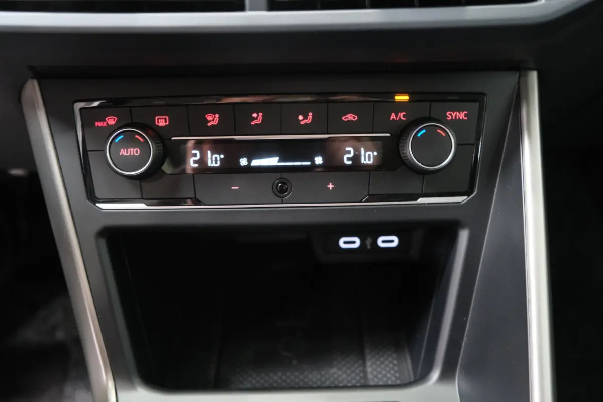 1.0 TSI R-Line Edition Automaat - N.A.P. Airco, Cruise, PDC, Camera, Carplay.