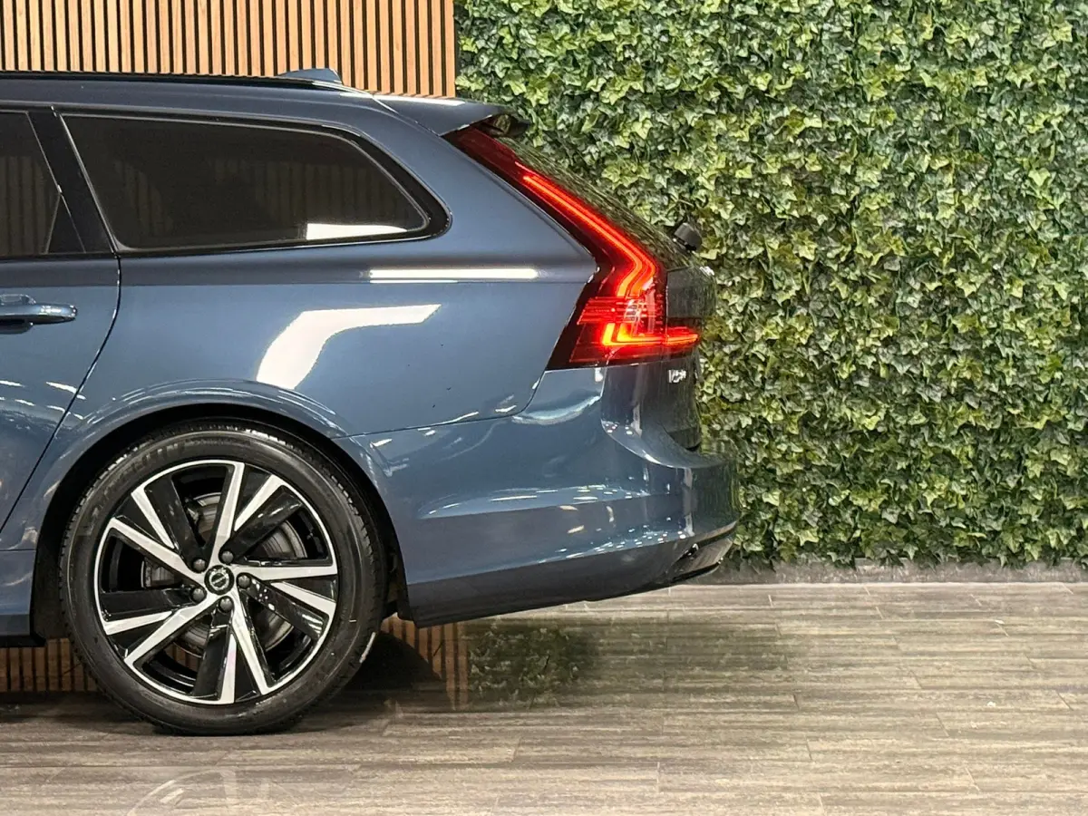 T6 AWD Recharge Plus Dark | Schuifdak | 360 Camera | Harman Kardon | Adaptieve Cruise Control | Stoelverwarming voor+achter | Stuurwielverwarming | 19 Inch | Full LED  Meesturende koplampen 