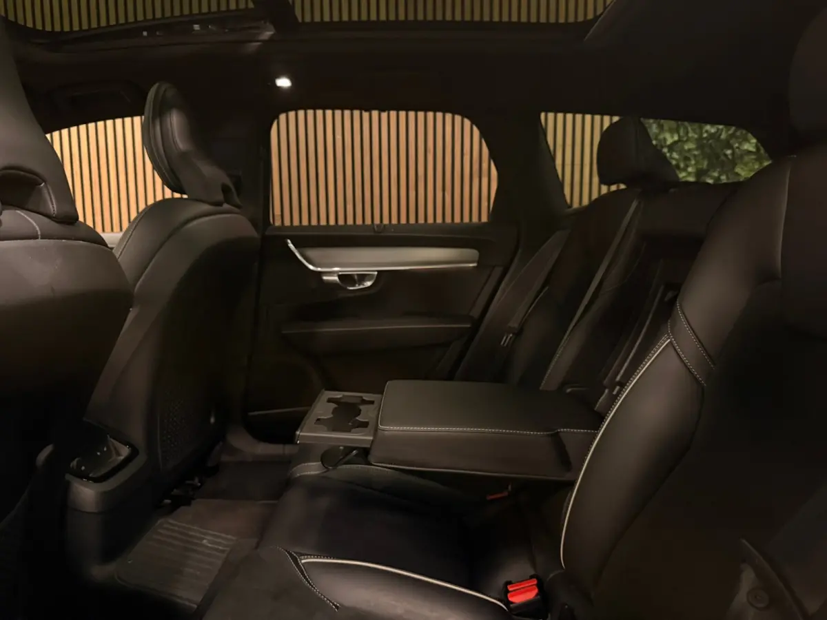 T6 AWD Recharge Plus Dark | Schuifdak | 360 Camera | Harman Kardon | Adaptieve Cruise Control | Stoelverwarming voor+achter | Stuurwielverwarming | 19 Inch | Full LED  Meesturende koplampen 