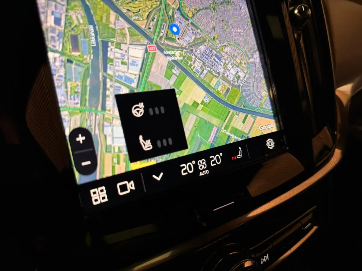 T6 AWD Recharge Plus Dark | Schuifdak | 360 Camera | Harman Kardon | Adaptieve Cruise Control | Stoelverwarming voor+achter | Stuurwielverwarming | 19 Inch | Full LED  Meesturende koplampen 