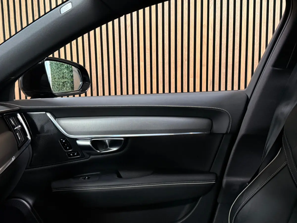 T6 AWD Recharge Plus Dark | Schuifdak | 360 Camera | Harman Kardon | Adaptieve Cruise Control | Stoelverwarming voor+achter | Stuurwielverwarming | 19 Inch | Full LED  Meesturende koplampen 