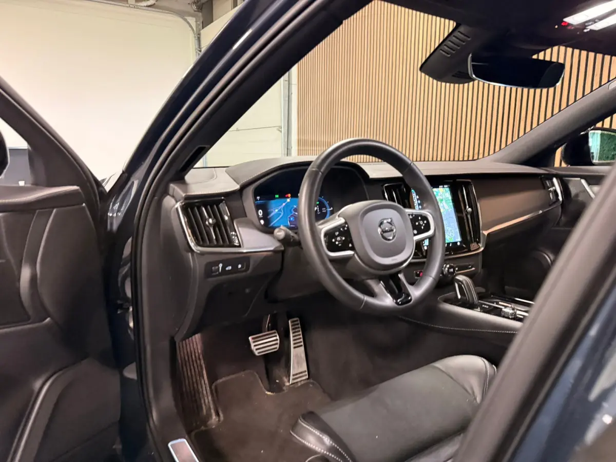 T6 AWD Recharge Plus Dark | Schuifdak | 360 Camera | Harman Kardon | Adaptieve Cruise Control | Stoelverwarming voor+achter | Stuurwielverwarming | 19 Inch | Full LED  Meesturende koplampen 