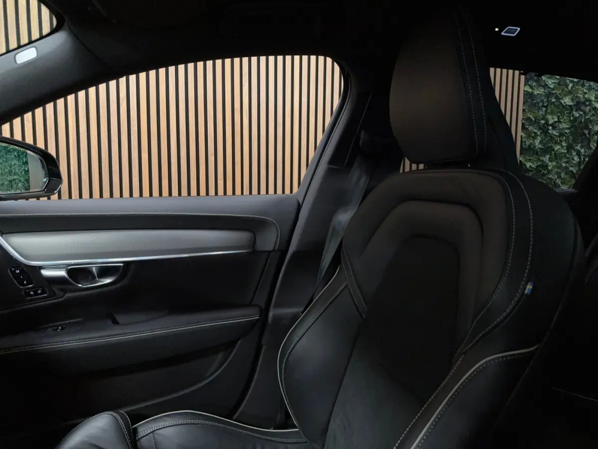 T6 AWD Recharge Plus Dark | Schuifdak | 360 Camera | Harman Kardon | Adaptieve Cruise Control | Stoelverwarming voor+achter | Stuurwielverwarming | 19 Inch | Full LED  Meesturende koplampen 