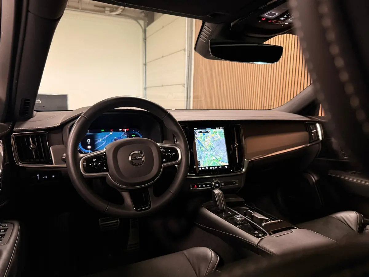 T6 AWD Recharge Plus Dark | Schuifdak | 360 Camera | Harman Kardon | Adaptieve Cruise Control | Stoelverwarming voor+achter | Stuurwielverwarming | 19 Inch | Full LED  Meesturende koplampen 