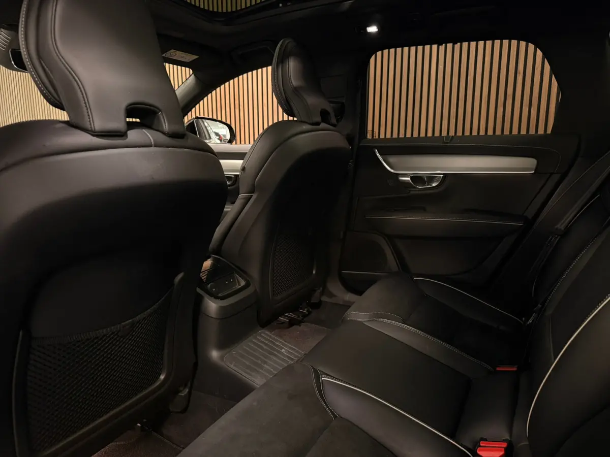 T6 AWD Recharge Plus Dark | Schuifdak | 360 Camera | Harman Kardon | Adaptieve Cruise Control | Stoelverwarming voor+achter | Stuurwielverwarming | 19 Inch | Full LED  Meesturende koplampen 