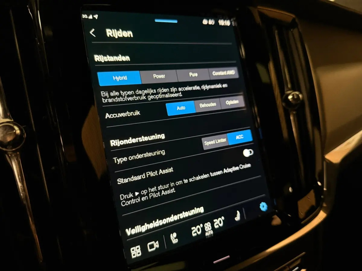 T6 AWD Recharge Plus Dark | Schuifdak | 360 Camera | Harman Kardon | Adaptieve Cruise Control | Stoelverwarming voor+achter | Stuurwielverwarming | 19 Inch | Full LED  Meesturende koplampen 