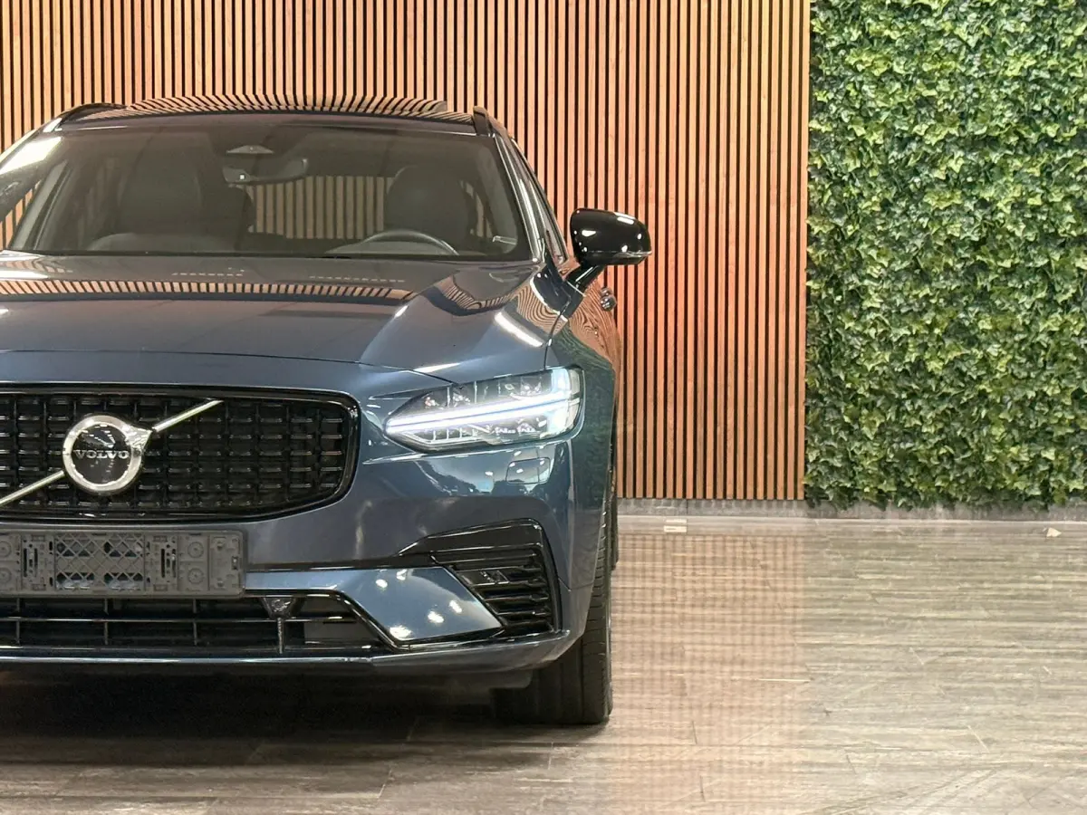 T6 AWD Recharge Plus Dark | Schuifdak | 360 Camera | Harman Kardon | Adaptieve Cruise Control | Stoelverwarming voor+achter | Stuurwielverwarming | 19 Inch | Full LED  Meesturende koplampen 
