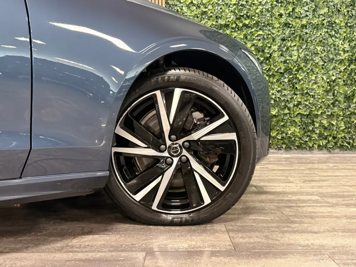 T6 AWD Recharge Plus Dark | Schuifdak | 360 Camera | Harman Kardon | Adaptieve Cruise Control | Stoelverwarming voor+achter | Stuurwielverwarming | 19 Inch | Full LED  Meesturende koplampen 