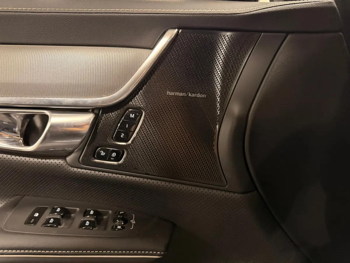 T6 AWD Recharge Plus Dark | Schuifdak | 360 Camera | Harman Kardon | Adaptieve Cruise Control | Stoelverwarming voor+achter | Stuurwielverwarming | 19 Inch | Full LED  Meesturende koplampen 