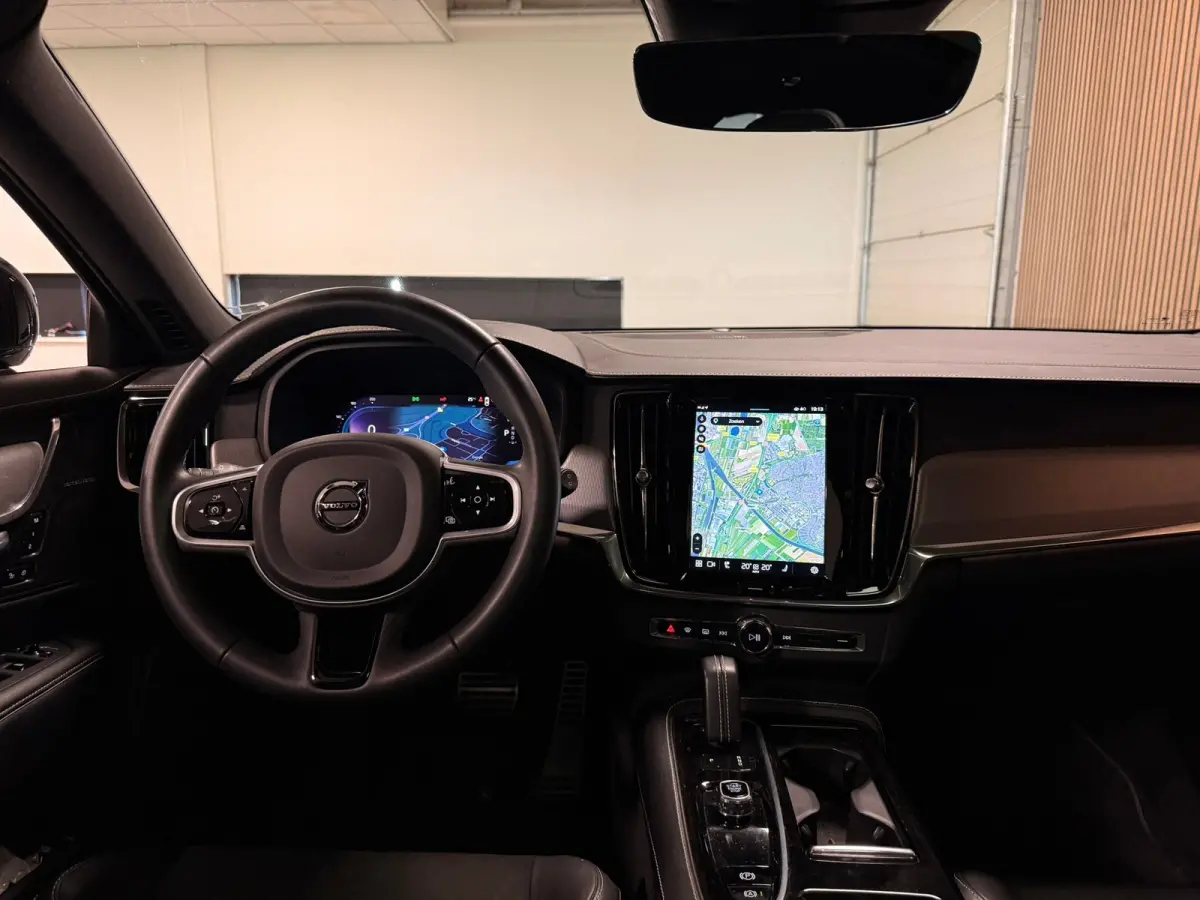 T6 AWD Recharge Plus Dark | Schuifdak | 360 Camera | Harman Kardon | Adaptieve Cruise Control | Stoelverwarming voor+achter | Stuurwielverwarming | 19 Inch | Full LED  Meesturende koplampen 