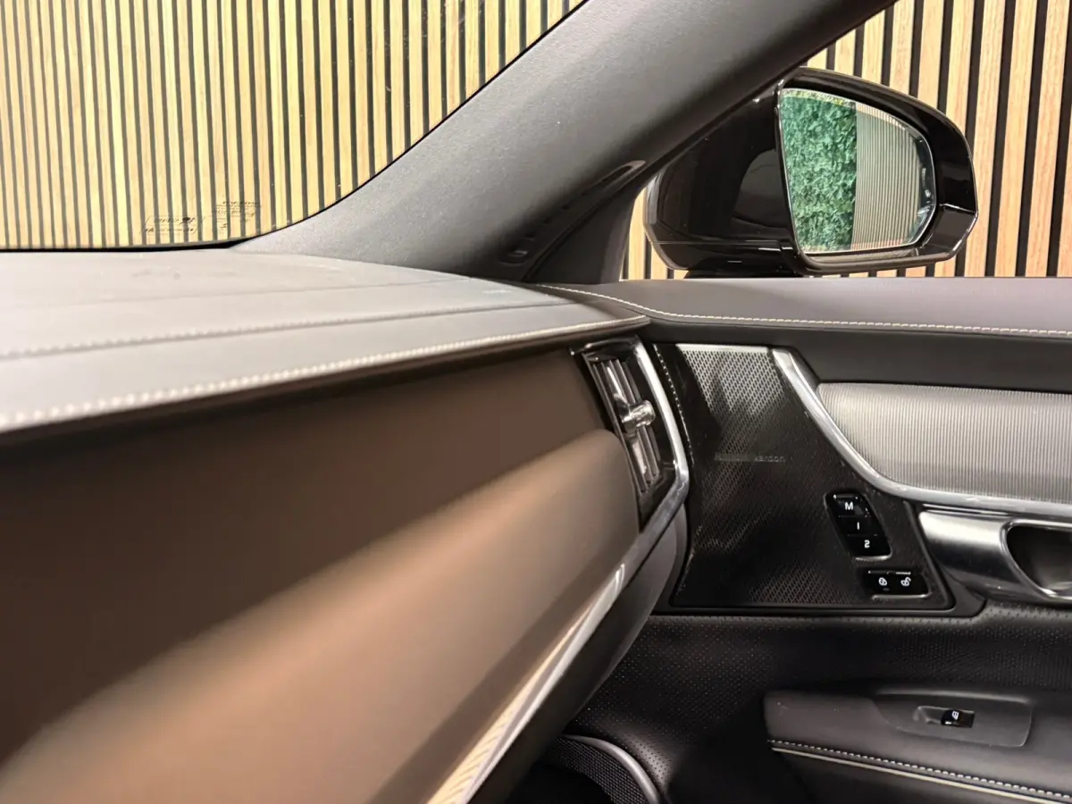 T6 AWD Recharge Plus Dark | Schuifdak | 360 Camera | Harman Kardon | Adaptieve Cruise Control | Stoelverwarming voor+achter | Stuurwielverwarming | 19 Inch | Full LED  Meesturende koplampen 